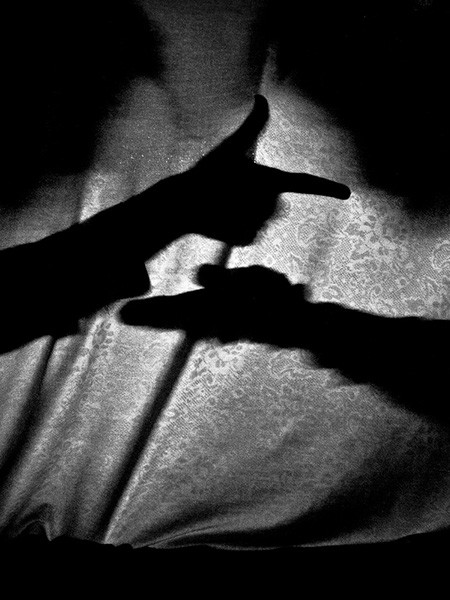 Σκιές από δύο χέρια