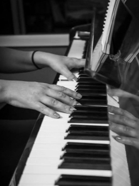 Κοντινό σε δύο χέρια που παίζουν πιάνο
