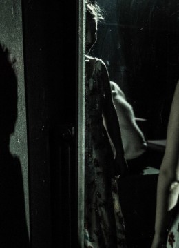 Μια φιγούρα γυναίκας κοιτάζεται στον καθρέφτη