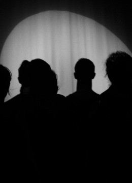 φιγούρες στο σκοτάδι