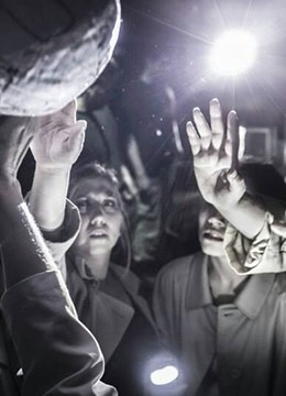 Γυναίκες που προσπαθούν να αγγίξουν μία αιωρούμενη σφαίρα