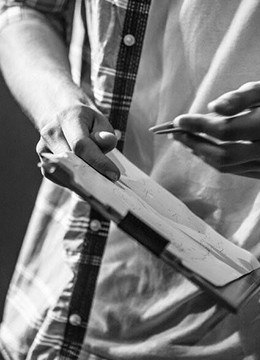 Κοντινό πλάνο στα χέρια ενός άντρα που κρατά σημειώσεις