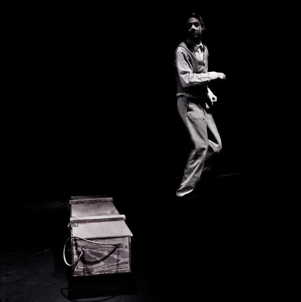 Ένας άντρας έχει το βλέμμα του σε ένα ξύλινο κουτί