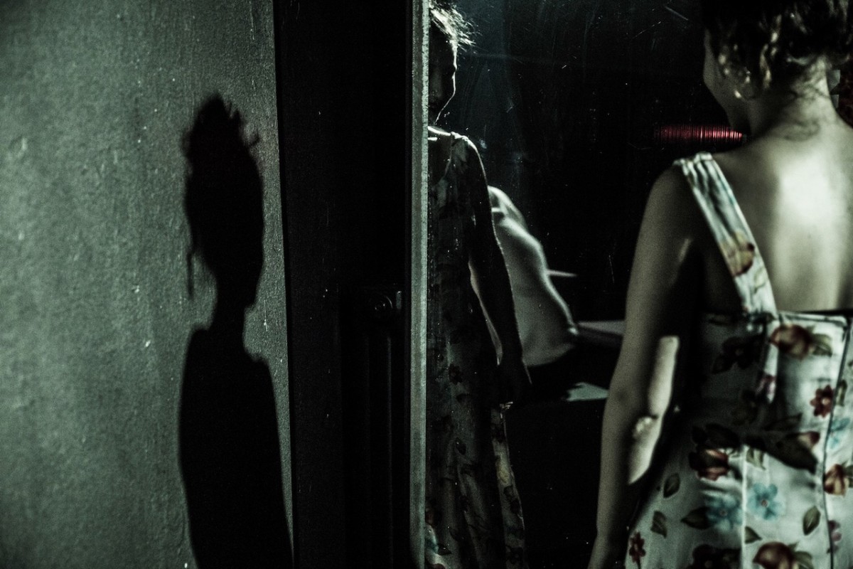 Λεπτομέρεια γυναίκας που καθρεφτίζεται